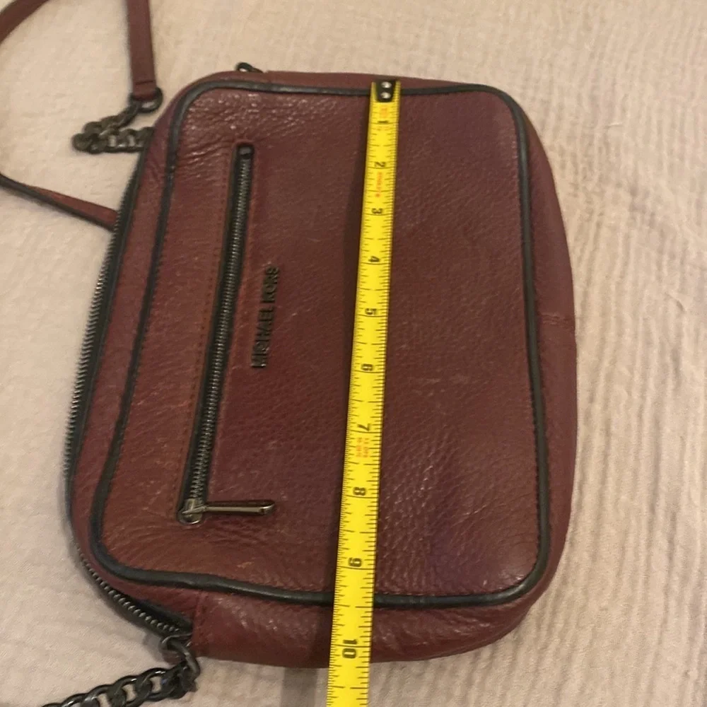 MICHAEL KORS LEATHER BURGUNDY CAMERA STYLE BAG .